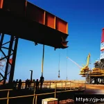 앙골라에서 무역 사업 시작하는 방법 - A bustling Angolan oil industry scene showing modern oil rigs and infrastructure development under a...